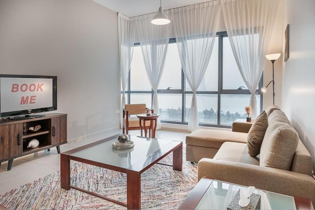 Lovely 3 Bedroom Apartment Beach Front อาบูดาบี ภายนอก รูปภาพ