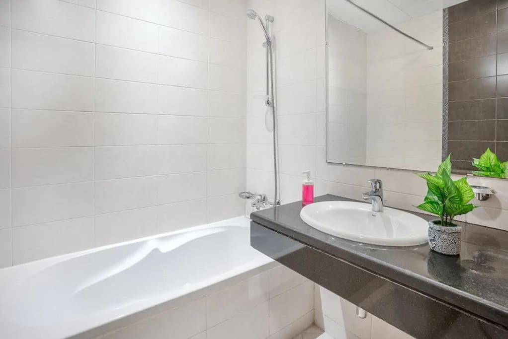 Lovely 3 Bedroom Apartment Beach Front อาบูดาบี ภายนอก รูปภาพ